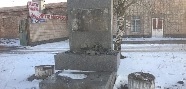 Видео: В Бердичеве разбили мемориальную доску Ватутину