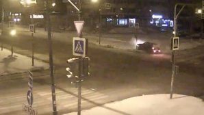 Водитель иномарки в Липецке жестко врезался в столб и попал на видео