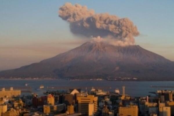Япония в опасности: грозный вулкан Симмоэ начал извергаться