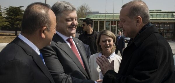 АП: Порошенко и Эрдоган осудили применение химоружия в Сирии