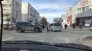 Два внедорожника столкнулись сегодня в Пролетарском районе Тулы