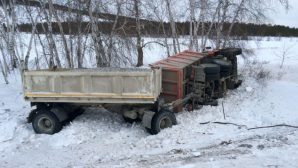 КамАЗ в Якутии улетел с трассы в кювет