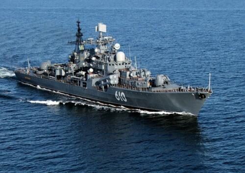 Корабль Балтийского флота «Перекоп» плывёт из Севастополя во Владивосток