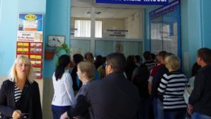 Сотни ростовчан не могут уехать из-за огромных очередей в кассах вокзалов
