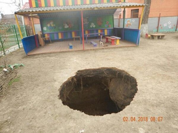 В Таганроге на территории детского сада образовался огромный провал земли