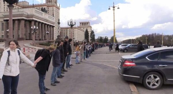 «Живой щит»: студенты МГУ вышли на акцию протеста против фан-зоны ЧМ-2018