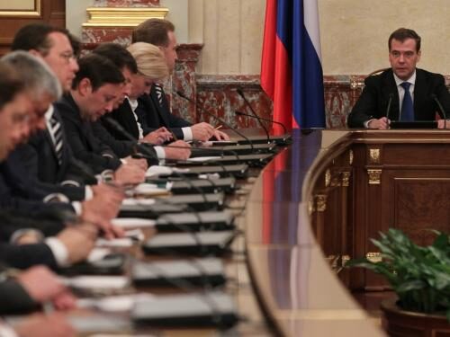 Кабмин во главе с Медведевым уходит в отставку