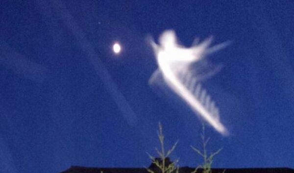 Корабль пришельцев или ангел: странный объект появился в небе над Миннесотой