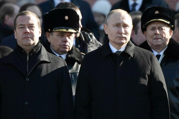 Новое правительство Медведева будет действовать по «суперуказу» Путина