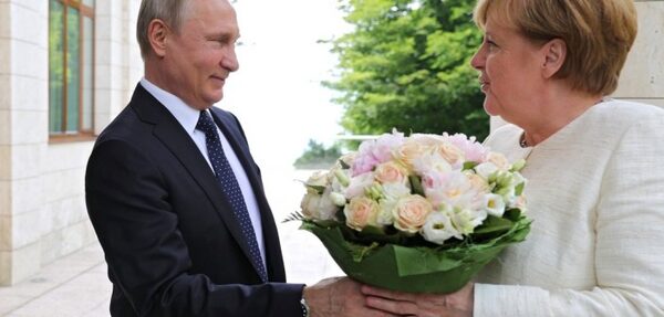 Песков прокомментировал статью о том, что Путин оскорбил Меркель букетом цветов
