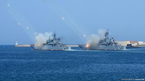 В Средиземное море вошел десантный корабль ВМФ России "Азов"