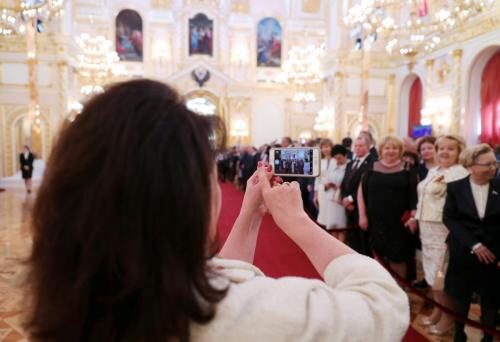 Вместо аплодисментов на инаугурации Путина встречали смартфонами