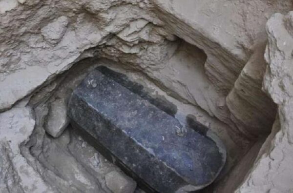 Огромный саркофаг из черного гранита нашли египетские археологи в Александрии