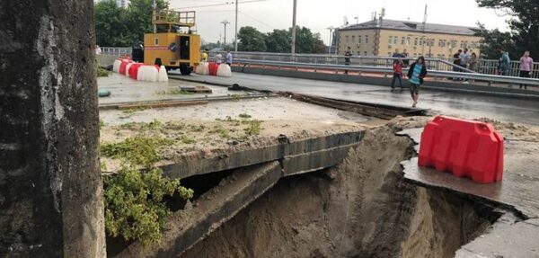 В Киеве обвалилась часть моста, движение по нему закрыто