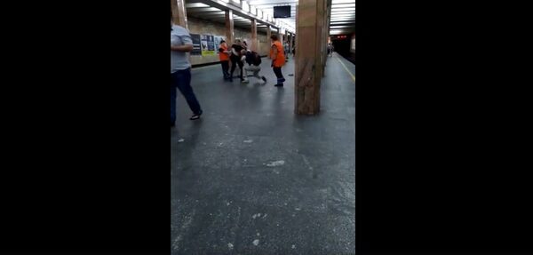 Видео: Полицейский избил мужчину в метро Киева