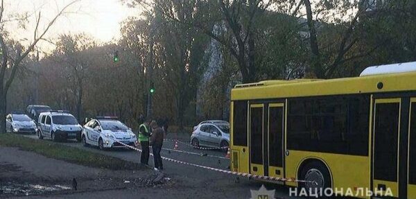 В Киеве пострадавшего в драке мужчину насмерть задавил автобус