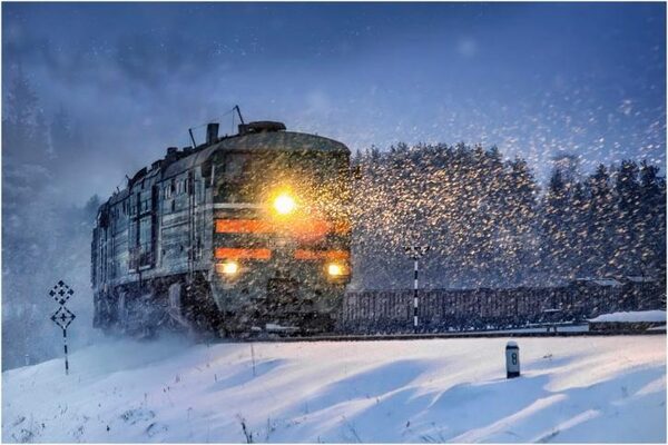 Поезд, следующий из Санкт-Петербурга в Астрахань, остановил снегопад