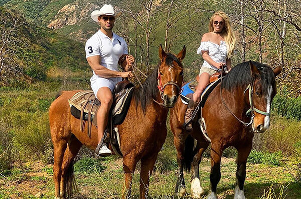 Бритни Спирс устроила конную прогулку с бойфрендом Сэмом Асгари