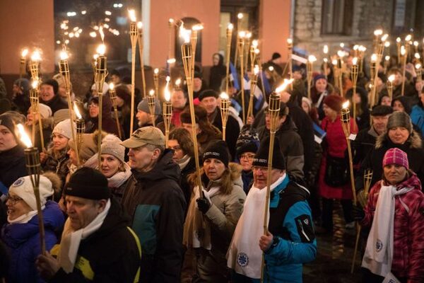 Эстонские радикалы с факелами выскажут территориальные претензии к России