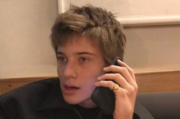 Юлия Высоцкая опубликовала редкое фото своего 17-летнего сына Петра
