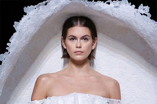 Неделя высокой моды в Париже: Кайя Гербер в необычном свадебном платье на показе Givenchy