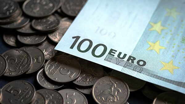Официальный курс евро на среду вырос до 69,23 рубля