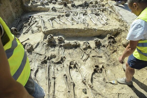 42 связанных скелета обнаружены в загадочном захоронении