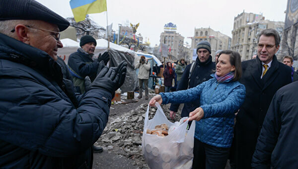 Bloomberg: Помогаем Украине там, чтобы не бороться с Россией здесь