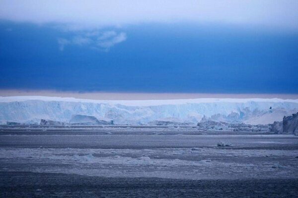 Два гигантских айсберга откололись от ледника Антарктиды