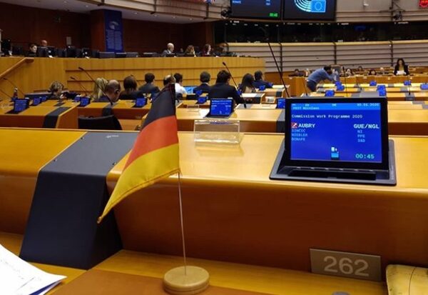 Евродепутата лишили слова из-за флага своей страны на рабочем столе