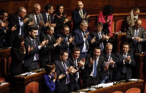 «Это тебе за мигрантов»: Сенат Италии разрешил судить Маттео Сальвини
