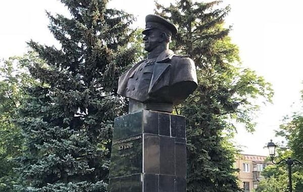 Киев отказался признать бюст маршала Жукова памятником