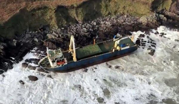 Корабль-призрак прибило к берегам Ирландии во время шторма „Деннис“