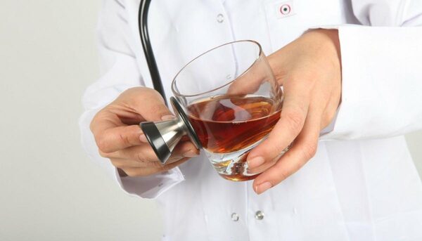Нарколог объяснил, поможет ли алкоголь при коронавирусе
