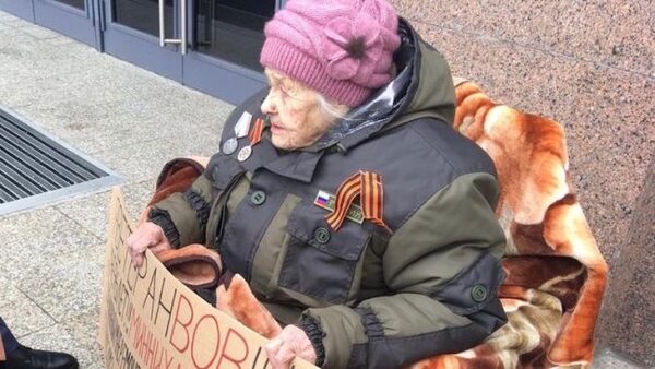 Они меня обманули: в Казани 96-летняя ветеран сидит у дверей правительства