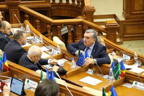 Парламент Молдавии не знает, как реагировать на политические дела
