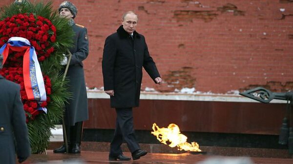 Путин почтил память героев, возложив венок к Могиле Неизвестного Солдата