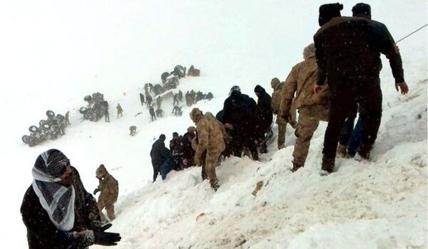 В горах Турции лавина обрушилась на группу спасателей