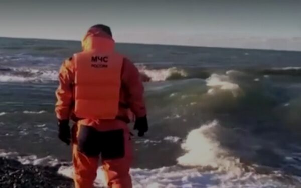 В Сочи продолжаются поиски двух подростков, унесенных в море