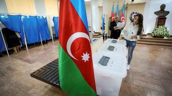 Внеочередные парламентские выборы проходят в Азербайджане