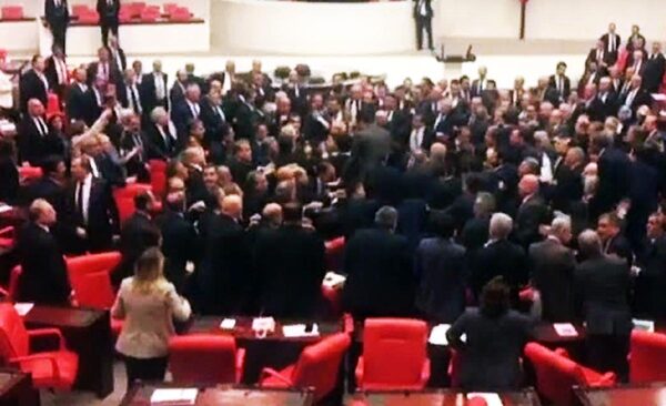Драка вспыхнула в парламенте Турции во время дискуссий о действиях Анкары в Сирии