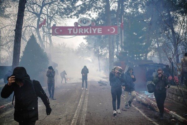 Греция сдерживает 10 тысяч мигрантов на границе с Турцией