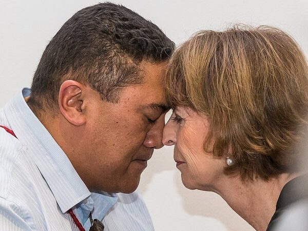 Из-за коронавирусной пневмонии маори в Новой Зеландии временно отказались от традиционного приветствия