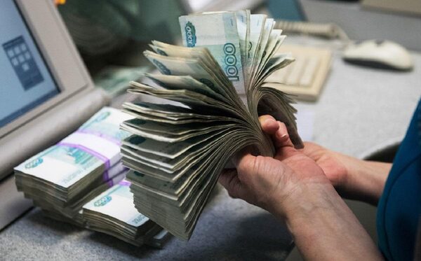 Эксперт считает, что не стоит скупать валюту и хранить наличные деньги