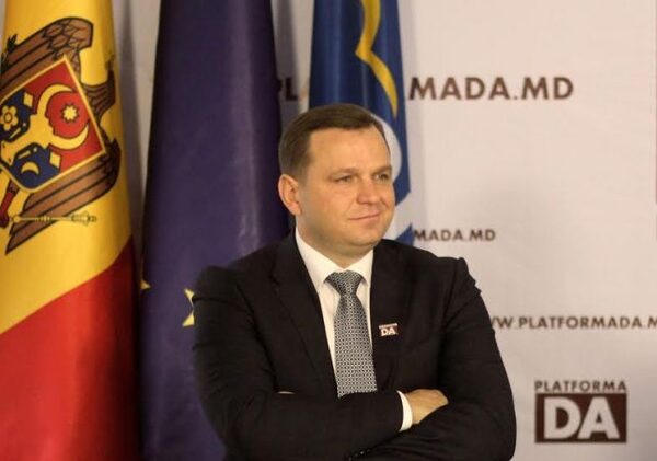 Молдавский оппозиционер считает, что справится с коронавирусом лучше Додона