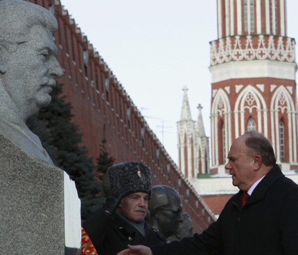 На могиле Сталина Зюганов призвал Путина стать вождем