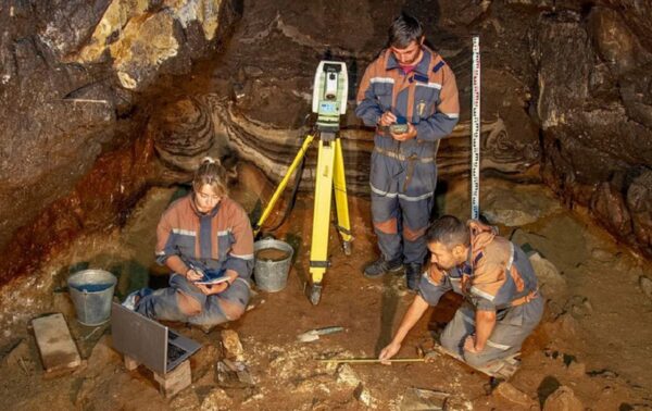 Найденные в Денисовой пещере артефакты раскрывают удивительные технологии каменного века