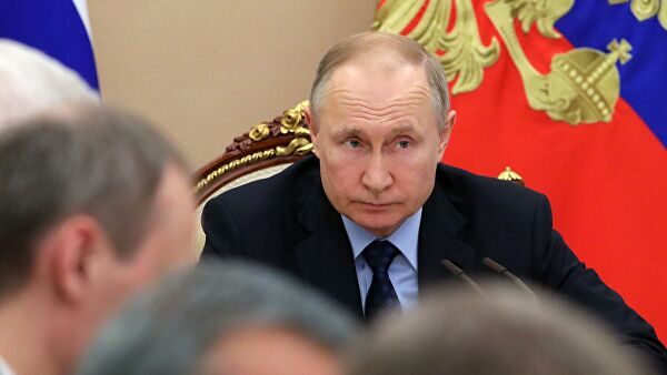 Путин обсуждает с правительством меры по борьбе с коронавирусом