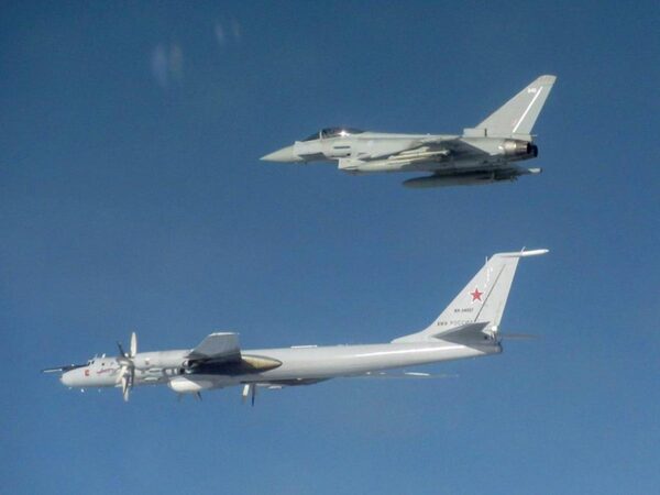 Российские Ту -142 потревожили покой флота НАТО