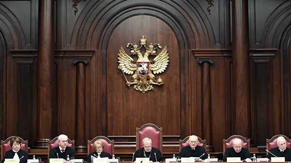 Судьи КС получили запрос Путина о проверке закона о поправках